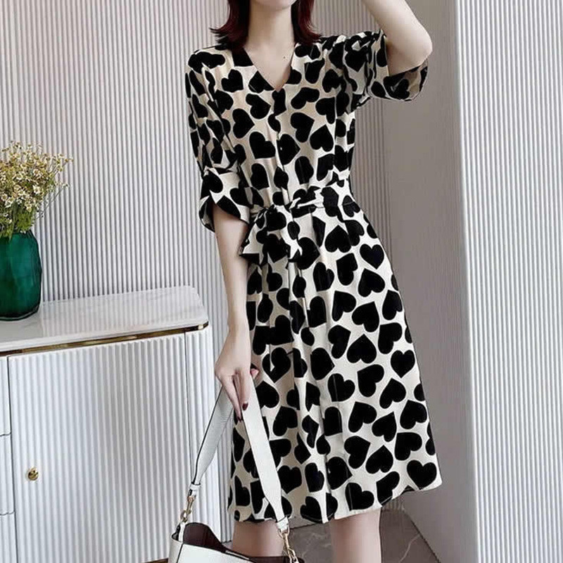 Κομψό Fashion Love Heart Printing Ζώνη Φορέματα Καλοκαίρι 2023 Νέο κοντό μανίκι με λαιμόκοψη V-λαιμόκοψη Slim Tunic Φόρεμα Midi Γυναικεία Ρούχα