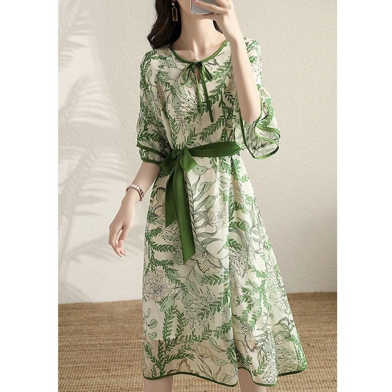 Suvine uus 2023 elegantne pitsitud kaunistusega lootoselehed lühikeste varrukatega naiste V-kaelusega trükiga sidemega roheline keskmise pikkusega kleit