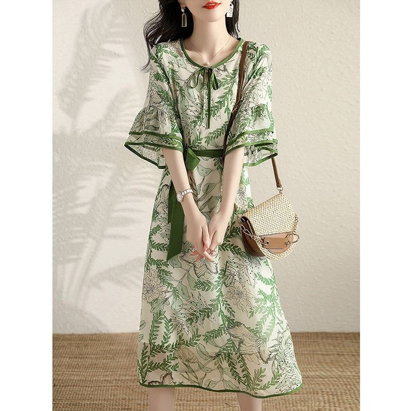 Suvine uus 2023 elegantne pitsitud kaunistusega lootoselehed lühikeste varrukatega naiste V-kaelusega trükiga sidemega roheline keskmise pikkusega kleit