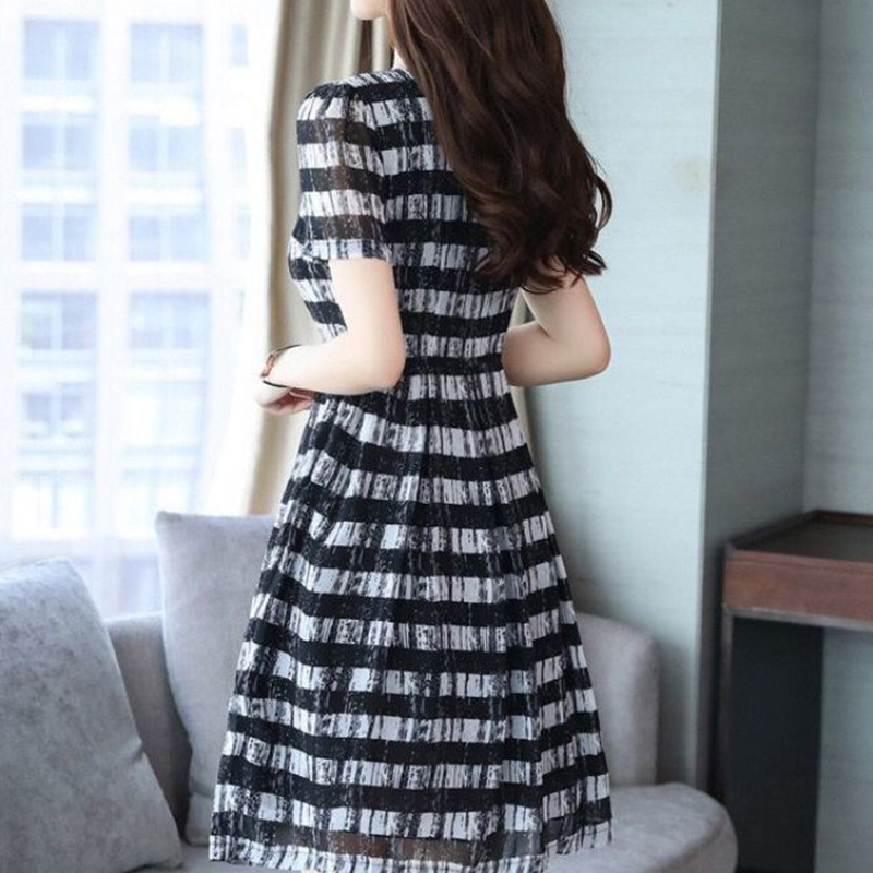 Elegáns divatos csíkos nyomott ruhák 2023 nyár új irodai női rövid ujjú, kerek nyakú pulóver mini ruha női ruházat