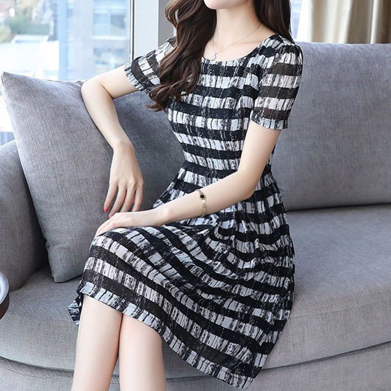 Elegáns divatos csíkos nyomott ruhák 2023 nyár új irodai női rövid ujjú, kerek nyakú pulóver mini ruha női ruházat