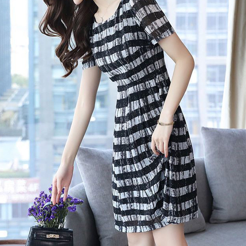 Elegáns divatos csíkos nyomott ruhák 2023 nyár új irodai női rövid ujjú, kerek nyakú pulóver mini ruha női ruházat
