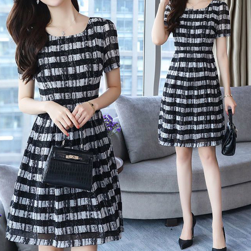Elegáns divatos csíkos nyomott ruhák 2023 nyár új irodai női rövid ujjú, kerek nyakú pulóver mini ruha női ruházat
