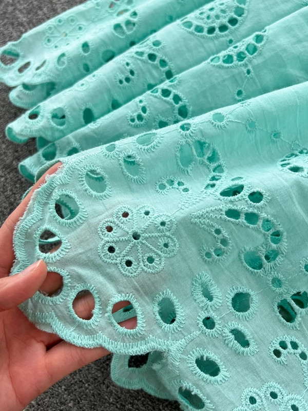 Suvepuhkus, õõnsad puuvillased riided, naiste varrukateta kleit, V-kaelusega volangid, tikandid, lilleääred, pidulikud pikad vestid