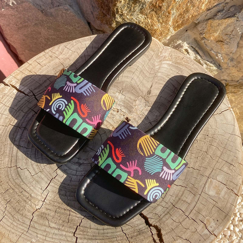 Σανδάλια μεγάλου μεγέθους Παντόφλες για γυναικείες καλοκαιρινές πολύχρωμες στάμπες πεταλούδας με ίσιο κάτω μέρος παραλία Εξωτερικά παπούτσια Γυναικεία τάση 2024