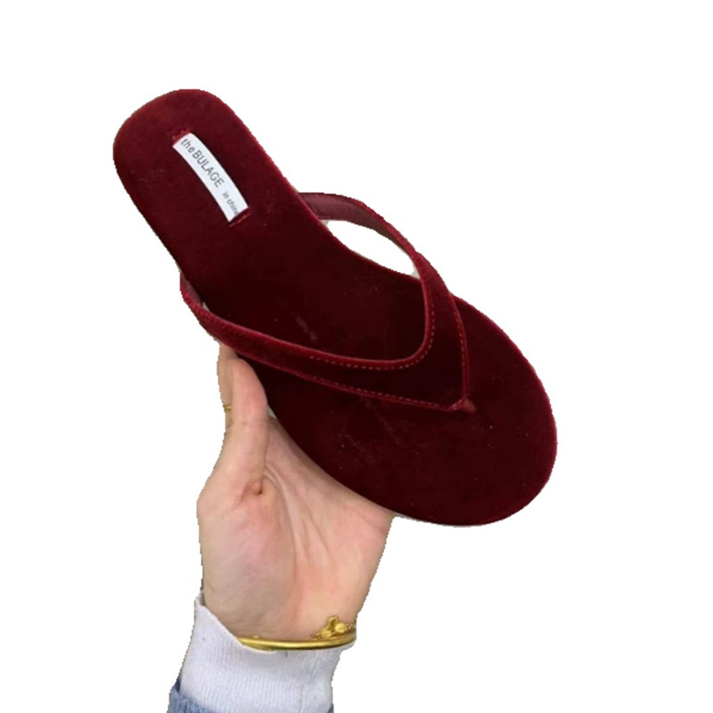 2024. aasta disainer, suvine naiste sussid, moekas klamber, varbaosa, lamedad kontsad, hõbedased naiste rannajalatsid, plätud