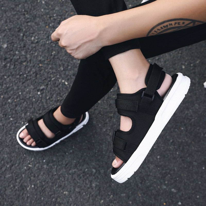 2024 új nyári férfi szandálok kültéri horoghurok papucsok csúszásmentes puha talp nagy méretű strandcipők divatos férfi papucsok