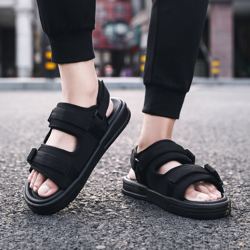 2024 új nyári férfi szandálok kültéri horoghurok papucsok csúszásmentes puha talp nagy méretű strandcipők divatos férfi papucsok
