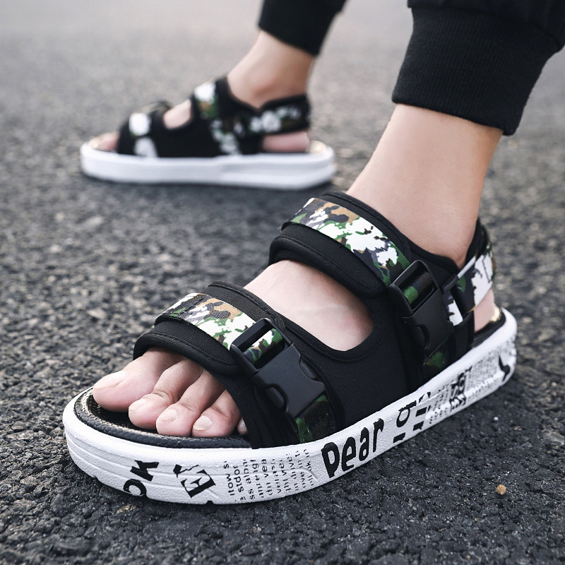 2024 új nyári férfi szandálok kültéri horoghurok papucsok csúszásmentes puha talp nagy méretű strandcipők divatos férfi papucsok