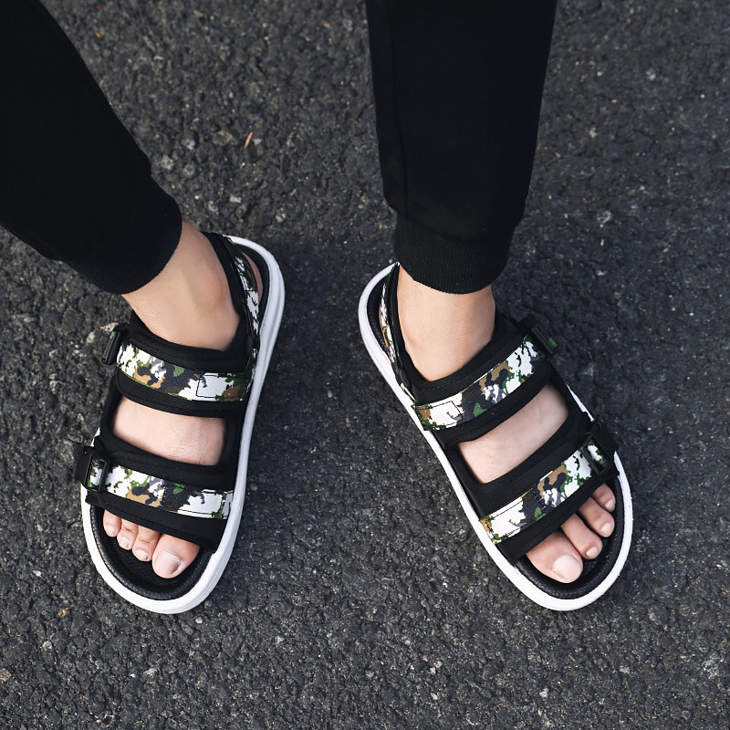 2024 új nyári férfi szandálok kültéri horoghurok papucsok csúszásmentes puha talp nagy méretű strandcipők divatos férfi papucsok