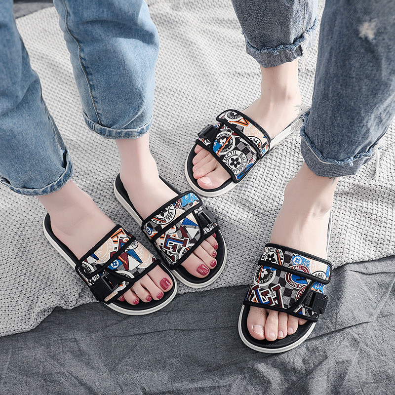 2024 Nove muške papuče Cipele za par Modne ljetne cipele za plažu Prozračne cipele za muškarce Dizajnerske cipele Muške sandalije Tapočki 슬리퍼