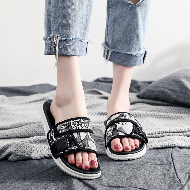 2024 Nove muške papuče Cipele za par Modne ljetne cipele za plažu Prozračne cipele za muškarce Dizajnerske cipele Muške sandalije Tapočki 슬리퍼