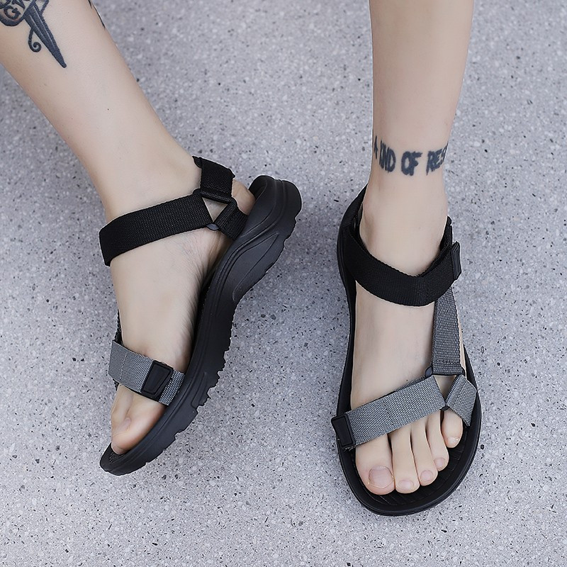 Meeste sandaalid suvine vaba aeg rannapuhkuse sandaalid meeste vabaajajalatsid Uued välistingimustes kasutatavad kerged ja mugavad meeste sandaalid