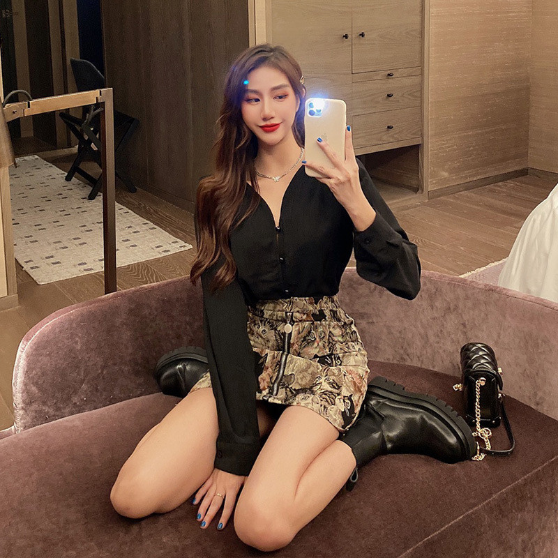 2023. aasta suures suuruses 2-osalised komplektid Naiste sügis uus V-kaelusega must särk + kõrge vöökohaga Seksikas kassi seelik Kaheosaline ülikond, naiste Y2k indie ülikond