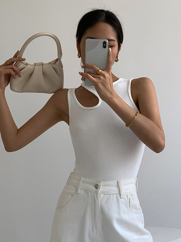 Vabaaja valge lõikega t-särk naiste ümarkaelusega varrukateta Korea õhukesed t-särgid naisteriided 2023. aasta suvemood