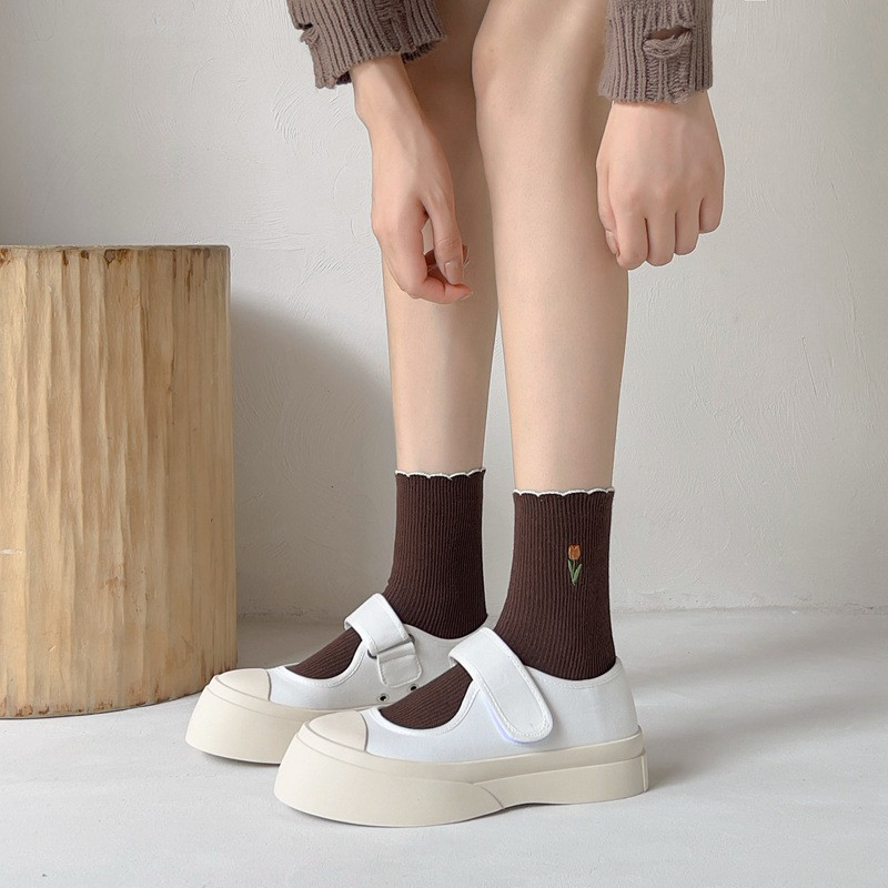 Új, 2024-es őszi női zoknik Virágos hímzés Japán Kawaii Aranyos Zokni Koreai Egyszínű Egyszínű Harajuku Vintage Crew Zokni