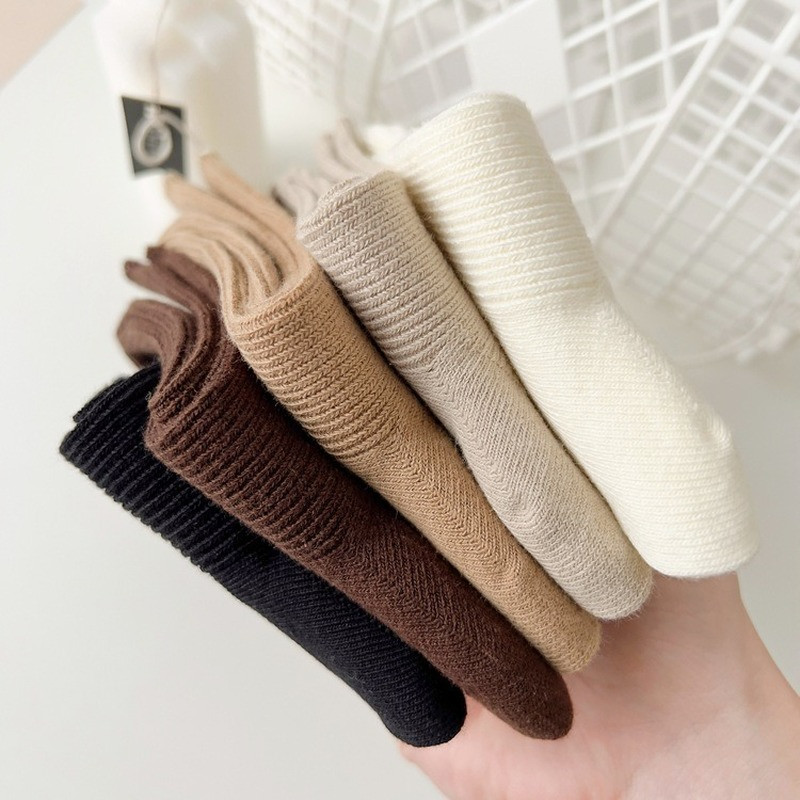 Új, 2024-es őszi női zoknik Virágos hímzés Japán Kawaii Aranyos Zokni Koreai Egyszínű Egyszínű Harajuku Vintage Crew Zokni