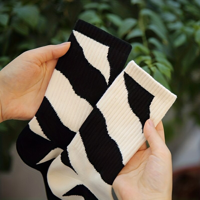 4 paari Unisex graafilisi sokke, mugavad hingavad pehmed meeskonnasokid treeninguks, vabaaja kõndimiseks, jooksmiseks, spordiks, naiste meeste sokid