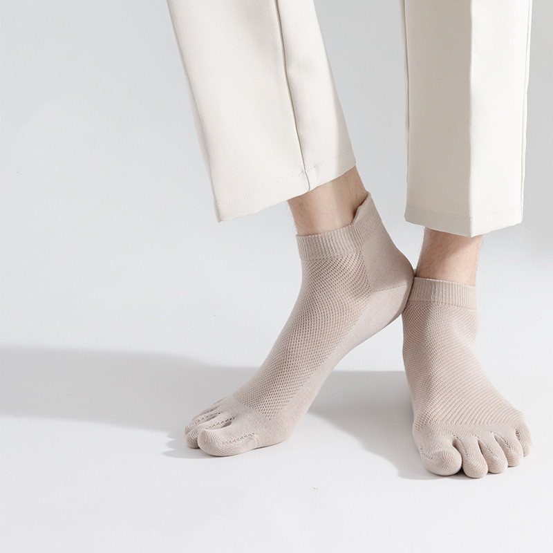 Madingos vasaros vyriškos kojinės su skeltu pirštu Vienspalvės minkšto tinklelio kvėpuojančios medvilnės penkių pirštų kojinės lauko sportui trumpos kojinės