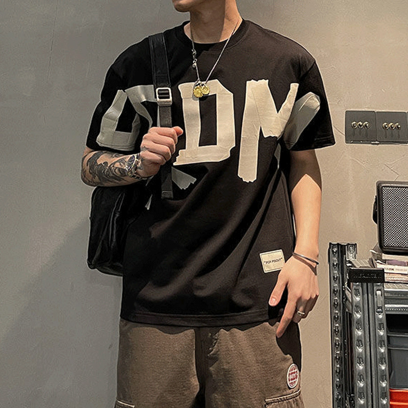 2023. aasta suvine vabaaja kõiksobiv trend Korea moe lühikeste varrukatega, ümara kaelaga ühevärviline kirjatrükiga lahtine mood noorte T-särk