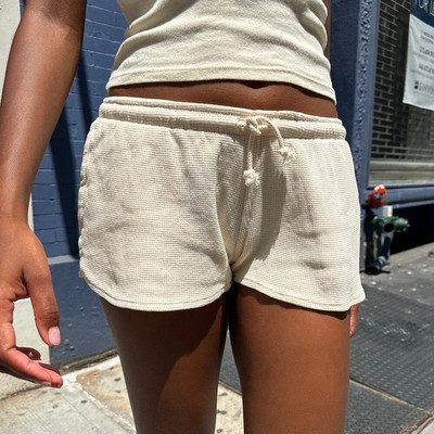 Ženske kratke hlače s uzicom Ležerne elastične kratke hlače s niskim strukom Jednobojne salonske kratke hlače Ulična odjeća