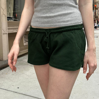 Ženske kratke hlače s uzicom Ležerne elastične kratke hlače s niskim strukom Jednobojne salonske kratke hlače Ulična odjeća