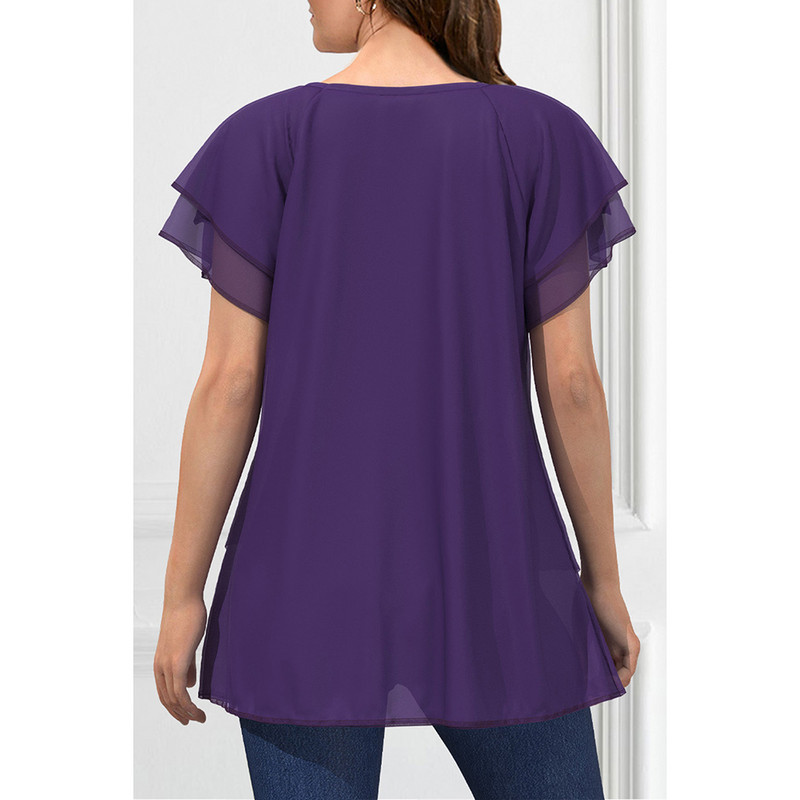 Ležerna tamnoljubičasta bluza od šifona s volanima i asimetričnim porubom veće veličine