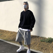 Muške kratke hlače s elastičnim strukom Elegantne muške kratke hlače s elastičnom vezom u struku, širokim dizajnom nogavica, džepovima za fitness