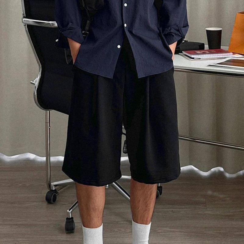 Muške kratke hlače s elastičnim strukom Elegantne muške kratke hlače s elastičnom vezom u struku, širokim dizajnom nogavica, džepovima za fitness