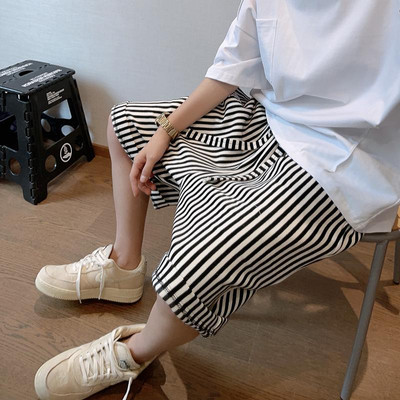 2024. gada vasara, moderna etiķete Mode High Street, brīvs, ikdienišķs, liela izmēra vertikālas svītras, daudzpusīgas novājēšanas apgrieztas bikses vīriešiem