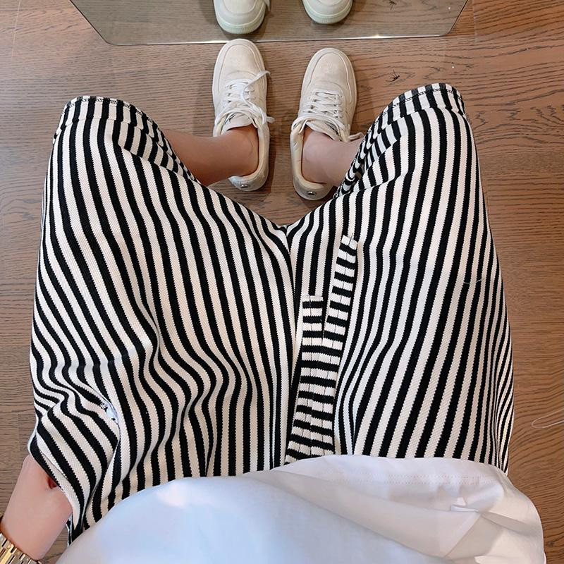 2024. gada vasara, moderna etiķete Mode High Street, brīvs, ikdienišķs, liela izmēra vertikālas svītras, daudzpusīgas novājēšanas apgrieztas bikses vīriešiem