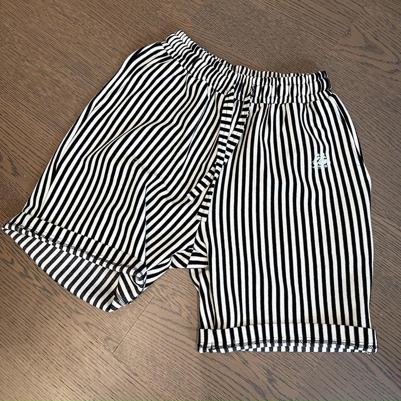 2024. gada vasara, moderna etiķete Mode High Street, brīvs, ikdienišķs, liela izmēra vertikālas svītras, daudzpusīgas novājēšanas apgrieztas bikses vīriešiem