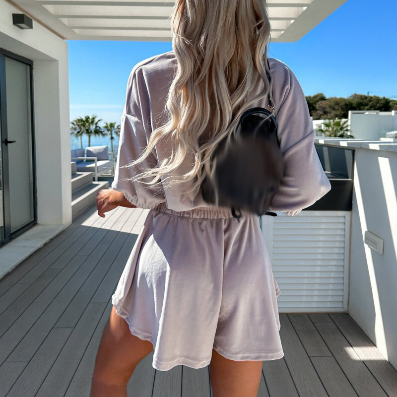 Ženski jednobojni gornji dio polurukava i kratki dvodijelni set 2024. Elegantno sportsko odijelo od baršuna Ženski ljetni modni set s elastičnim strukom