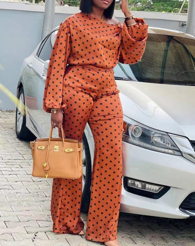 Sieviešu ikdienas uzvalks, 2024. gada pavasara/vasaras jaunākās modes ar polka punktu apdruku, laternas piedurknēm, šķībām kakla daļām un ikdienas daudzpusīgs bikšu komplekts