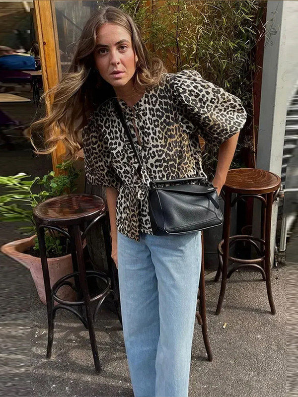 Modes Leoparda krekls ar kārtainām piedurknēm Sieviešu pavasara un vasaras eleganti mežģīnes ar O veida izgriezumu, apgriezti topi Sieviešu eleganti īsi volāni sieviešu blūze