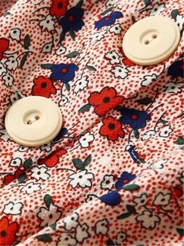 Ženska košulja kratkih rukava u ljetnoj odjeći, odijelo, ovratnik, preklop, skupljanje u struku za zatezanje tijela, tanki gornji dijelovi s gumbima