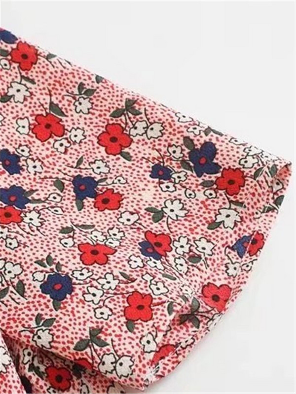 Ženska košulja kratkih rukava u ljetnoj odjeći, odijelo, ovratnik, preklop, skupljanje u struku za zatezanje tijela, tanki gornji dijelovi s gumbima