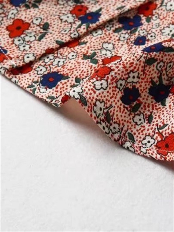 Ženska košulja kratkih rukava u ljetnoj odjeći, odijelo, ovratnik, preklop, skupljanje u struku za zatezanje tijela, tanki gornji dijelovi s gumbima