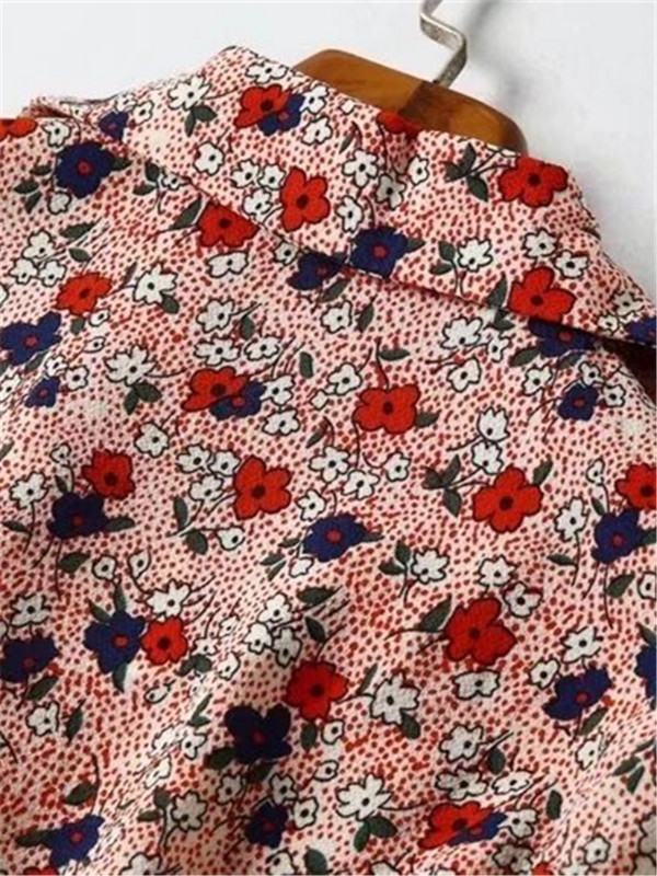 Ženska košulja kratkih rukava u ljetnoj odjeći, odijelo, ovratnik, preklop, skupljanje u struku za zatezanje tijela, tanki gornji dijelovi s gumbima