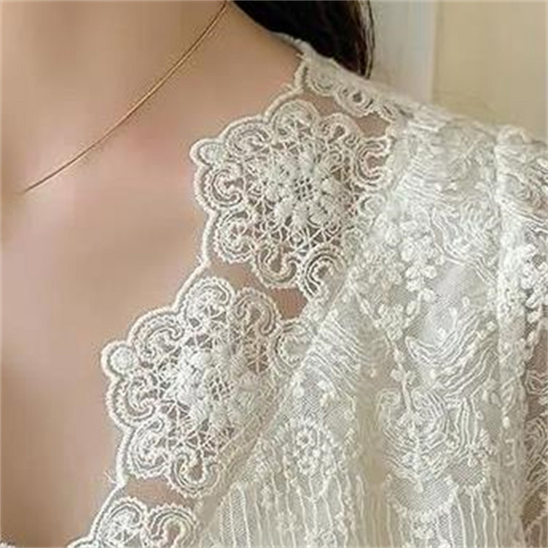 Szirmos ujjú blúz Design Csipke blúzok Ingek Lady Blusas Felsők Francia Retro Csipke ing V-nyakú Karcsú Temperamentum Tündér