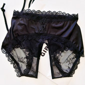 Sieviešu seksīgas mežģīņu apakšbikses priekšpuse, satīna zīdaini gludi biksītes aiz caurspīdīgām mežģīnēm, cauri erotiskām apakšbiksēm