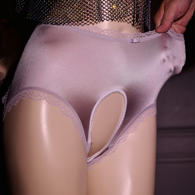 Sieviešu seksīgas mežģīņu apakšbikses priekšpuse, satīna zīdaini gludi biksītes aiz caurspīdīgām mežģīnēm, cauri erotiskām apakšbiksēm