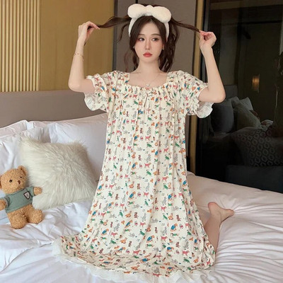 Salda ziedu apdruka ar īsām piedurknēm vidēja garuma naktskrekls sieviešu plānā stilā, var valkāt ārā iekštelpās