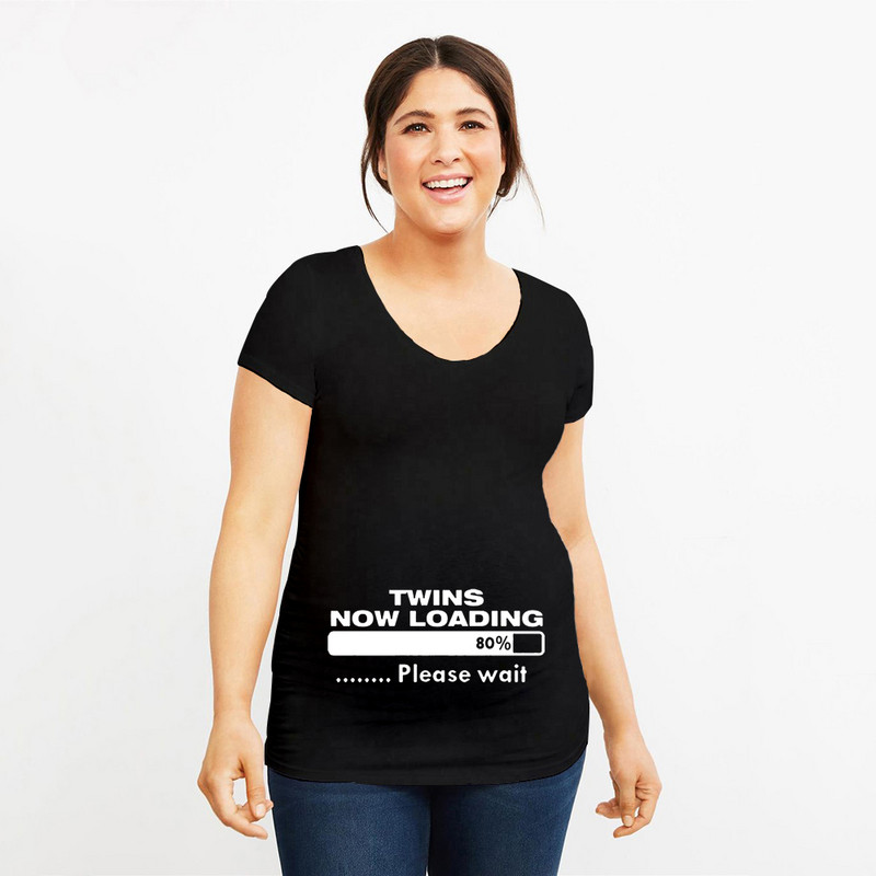 Grūtniecība Stretch T krekls Twins Now ielādē, lūdzu, uzgaidiet Smieklīga dāvana mazulim Dāvana grūtniecēm Vasaras krekli ar īsām piedurknēm