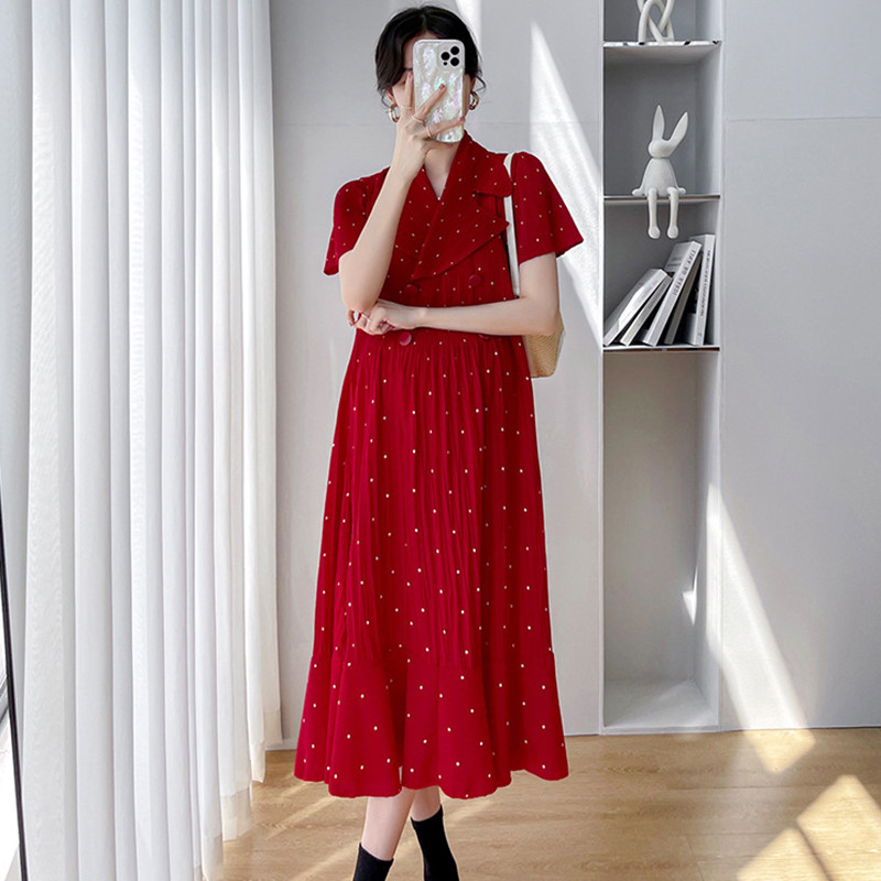 Grūtnieču kleita vasaras korejiešu punktveida īsām piedurknēm, pieskaņota ar augstu vidukli Stilīga kleita grūtniecēm Grūtniecības apģērbs