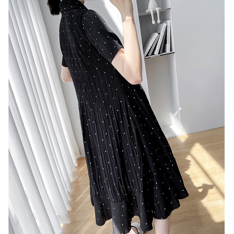 Grūtnieču kleita vasaras korejiešu punktveida īsām piedurknēm, pieskaņota ar augstu vidukli Stilīga kleita grūtniecēm Grūtniecības apģērbs