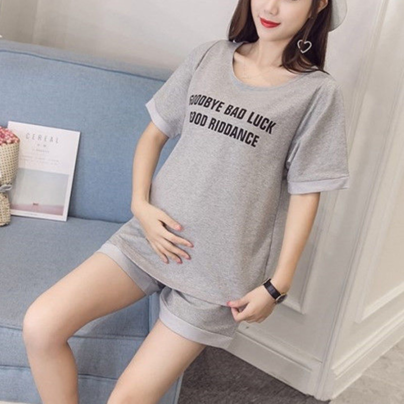 Sieviešu grūtniecēm, barojot bērnu ar krūti, pidžamas komplekts ar īsām piedurknēm.