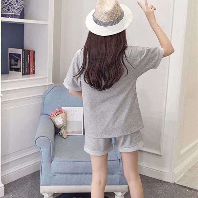 Sieviešu grūtniecēm, barojot bērnu ar krūti, pidžamas komplekts ar īsām piedurknēm.