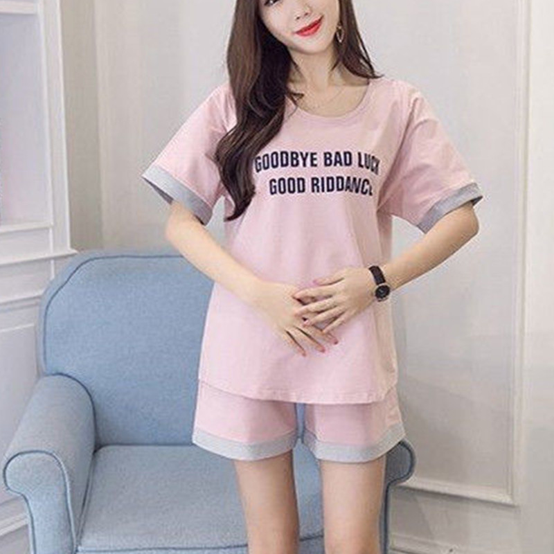 Sieviešu grūtniecēm, barojot bērnu ar krūti, pidžamas komplekts ar īsām piedurknēm.