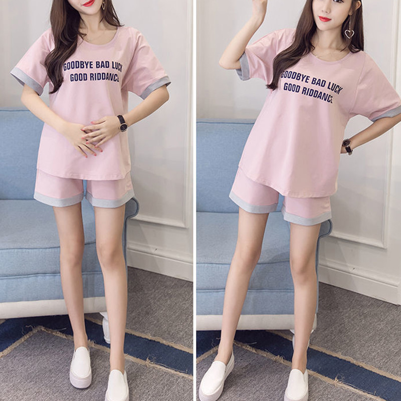 Sieviešu grūtniecēm, barojot bērnu ar krūti, pidžamas komplekts ar īsām piedurknēm.